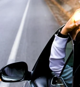 Las balizas V16 son un nuevo elemento de seguridad vial que se ha vuelto obligatorio en España. Estas balizas, también conocidas como señales luminosas, tienen como objetivo mejorar la visibilidad y advertir a otros conductores en situaciones de emergencia o avería.